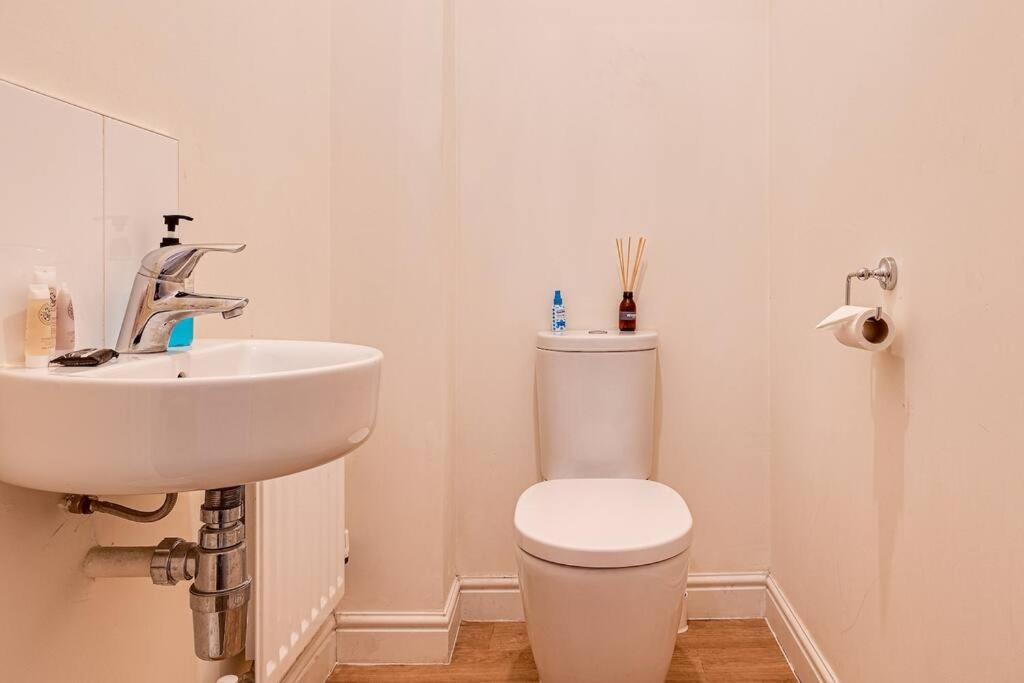 Cosy 2 Bedroom Home In Wigan Bagian luar foto